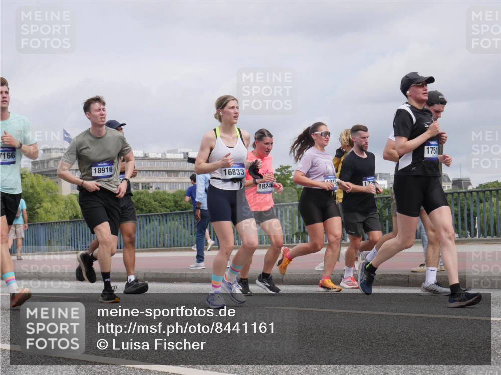 29.06.2025 - hella hamburg halbmarathon Luisa Fischer http://msf.ph/oto/8441161 29.06.2025 10:22:02 Kennedybrücke 166, 18916, 16833, 18246, 913, 1799, 1751, 1349, 2096, 3026, 3321, 3592, 4718, 4845, 6194, 6477, 6482, 8799, 9549, 9658, 9756, 9757, 9964, 10037, 10172, 10687, 10816 meine-sportfotos.de