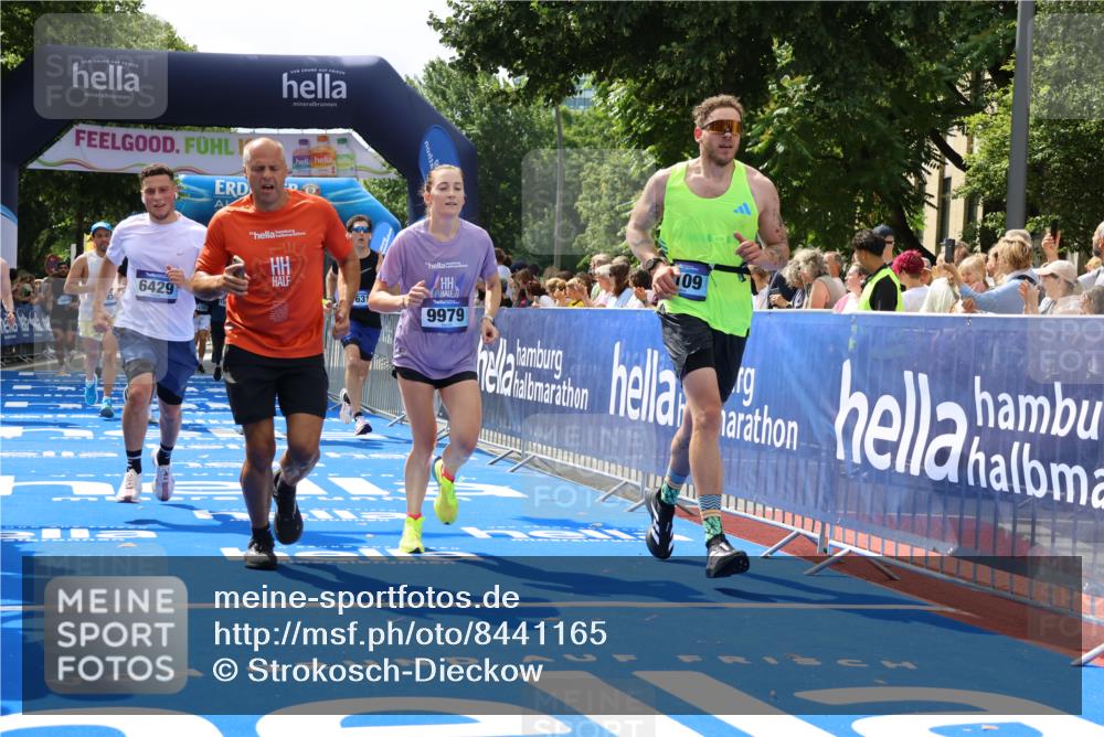 29.06.2025 - hella hamburg halbmarathon Strokosch-Dieckow http://msf.ph/oto/8441165 29.06.2025 10:40:49 Ziel 1631, 1677, 1882, 2750, 4634, 4889, 5014, 5026, 5745, 6429, 7080, 7109, 7378, 8074, 8629, 9547, 9979, 10369, 10900, 10934, 11959, 12088, 12385, 13029, 13158, 14092, 14661, 15351, 15689, 16201, 16249, 16347, 17032, 17486, 17720, 18173 meine-sportfotos.de