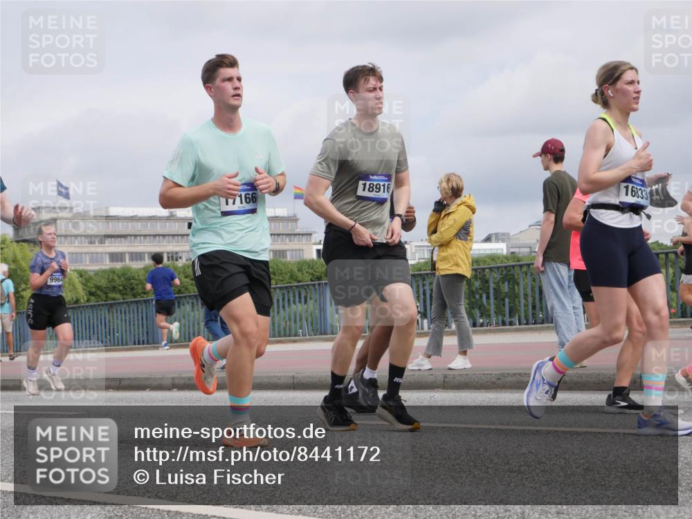 29.06.2025 - hella hamburg halbmarathon Luisa Fischer http://msf.ph/oto/8441172 29.06.2025 10:22:03 Kennedybrücke 9964, 17166, 18916, 168334, 1349, 2096, 2781, 3026, 4718, 4845, 5323, 6194, 6477, 6482, 8799, 9658, 9756, 9757, 9964, 10037, 10687, 10816 meine-sportfotos.de