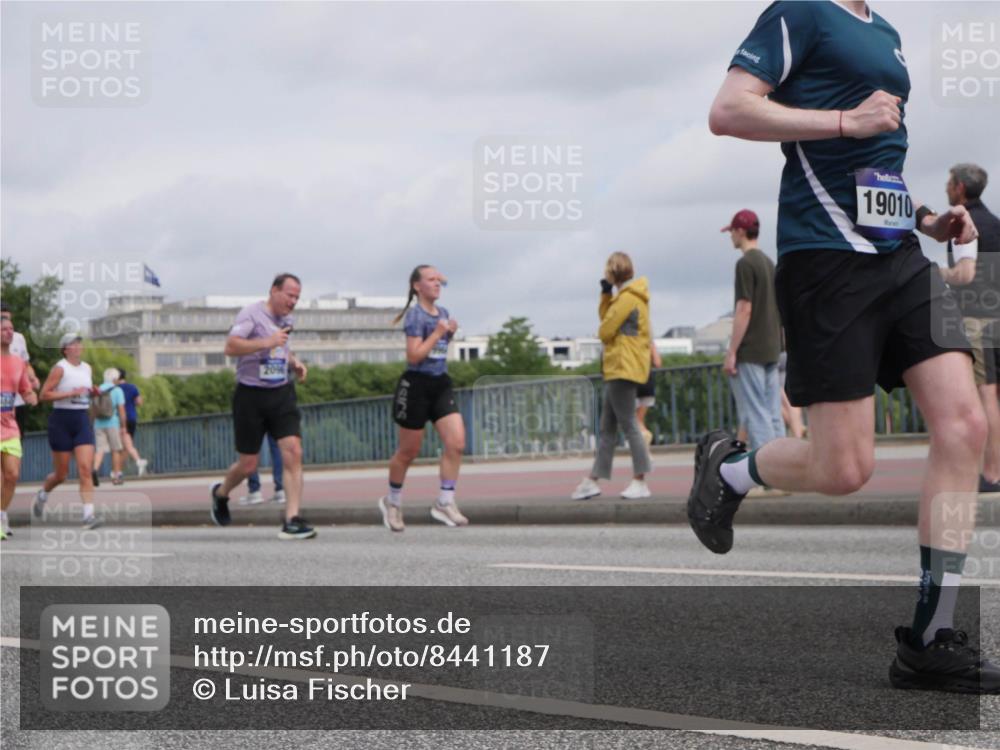 29.06.2025 - hella hamburg halbmarathon Luisa Fischer http://msf.ph/oto/8441187 29.06.2025 10:22:04 Kennedybrücke 2096, 19010, 1349, 2096, 2781, 3026, 4718, 4845, 5323, 6194, 6477, 6482, 7051, 9756, 9757, 9964, 10037, 10687, 10816 meine-sportfotos.de