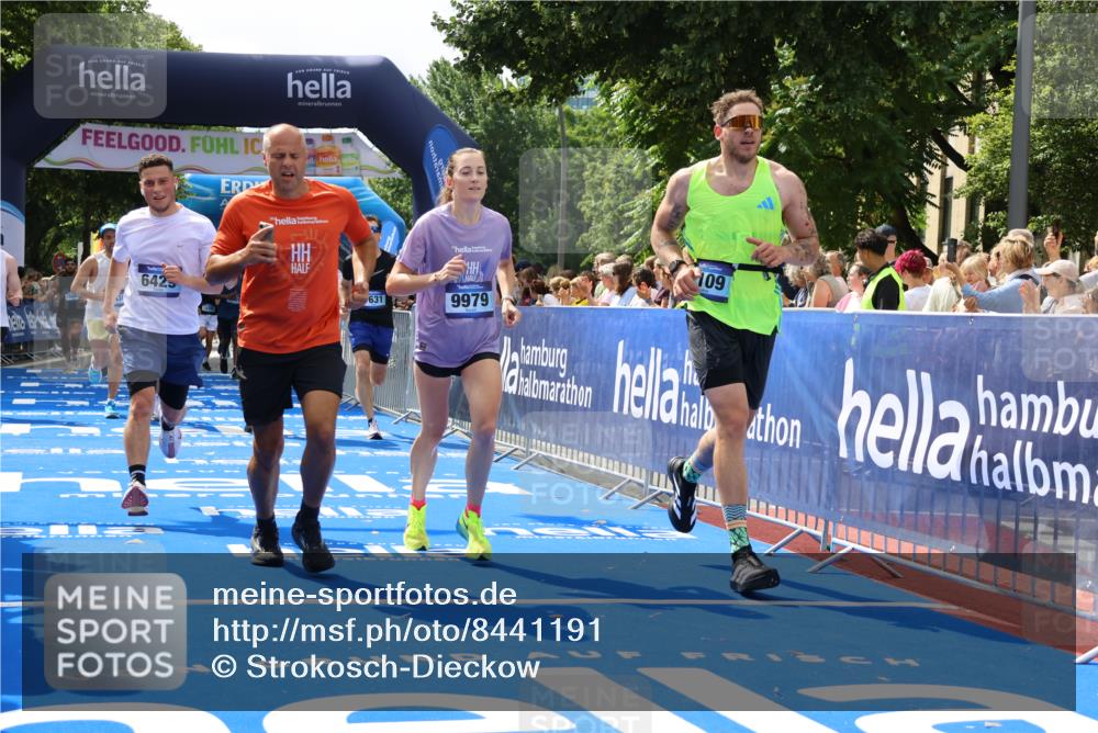 29.06.2025 - hella hamburg halbmarathon Strokosch-Dieckow http://msf.ph/oto/8441191 29.06.2025 10:40:49 Ziel 1631, 1677, 1882, 2750, 4634, 4889, 5014, 5026, 5745, 6429, 7080, 7109, 7378, 8074, 8629, 9547, 9979, 10369, 10900, 10934, 11959, 12088, 12385, 13029, 13158, 14092, 14661, 15351, 15689, 16201, 16249, 16347, 17032, 17486, 17720, 18173 meine-sportfotos.de