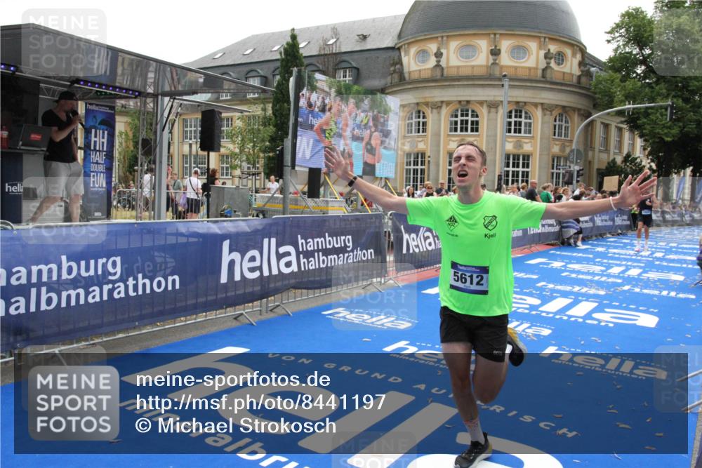 29.06.2025 - hella hamburg halbmarathon Michael Strokosch http://msf.ph/oto/8441197 29.06.2025 10:24:22 Ziel 5612, 6816, 18695 meine-sportfotos.de