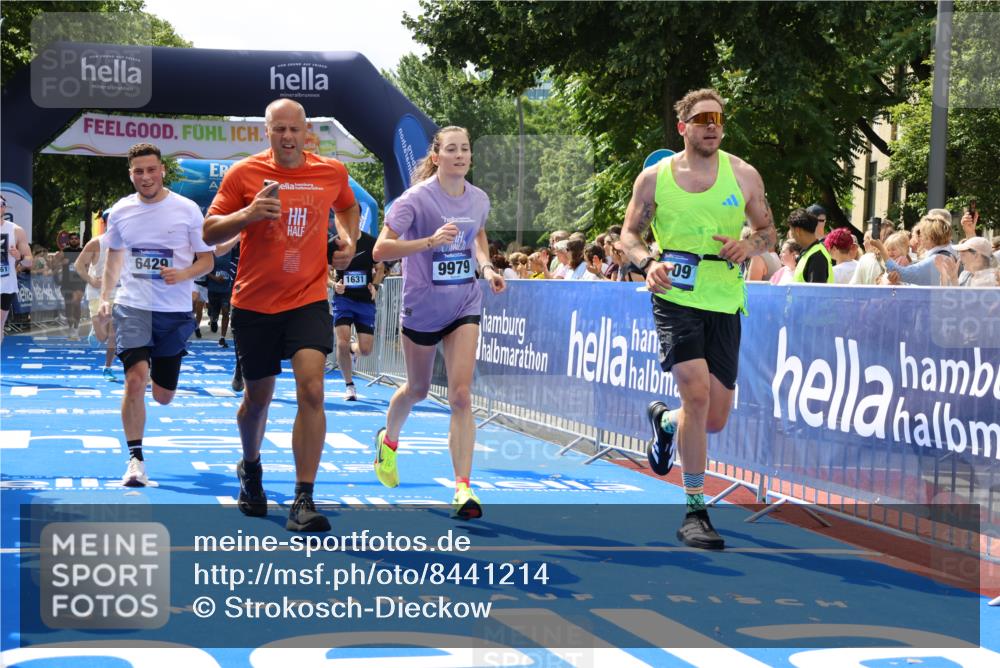 29.06.2025 - hella hamburg halbmarathon Strokosch-Dieckow http://msf.ph/oto/8441214 29.06.2025 10:40:49 Ziel 1631, 1677, 1882, 2750, 4634, 4889, 5014, 5026, 5745, 6429, 7080, 7109, 7378, 8074, 8629, 9547, 9979, 10369, 10900, 10934, 11959, 12088, 12385, 13029, 13158, 14092, 14661, 15351, 15689, 16201, 16249, 16347, 17032, 17486, 17720, 18173 meine-sportfotos.de