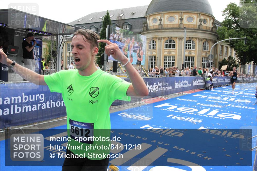 29.06.2025 - hella hamburg halbmarathon Michael Strokosch http://msf.ph/oto/8441219 29.06.2025 10:24:23 Ziel 5612, 6816, 18695 meine-sportfotos.de