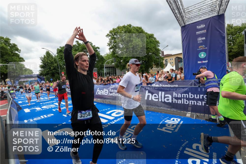 29.06.2025 - hella hamburg halbmarathon Zöllner http://msf.ph/oto/8441225 29.06.2025 10:56:11 Ziel 1180, 3058, 4594, 4813, 5492, 5570, 7594, 8330, 8639, 9907, 12545, 14363, 17640, 17642, 18212 meine-sportfotos.de