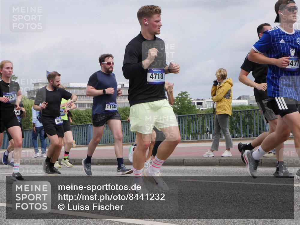 29.06.2025 - hella hamburg halbmarathon Luisa Fischer http://msf.ph/oto/8441232 29.06.2025 10:22:08 Kennedybrücke 757, 619, 21, 11743, 4718, 477, 1349, 2096, 2311, 2781, 3026, 3529, 4718, 4845, 5323, 6194, 6477, 6482, 7051, 7566, 7844, 9652, 9756, 9757, 9964, 10037, 10816 meine-sportfotos.de