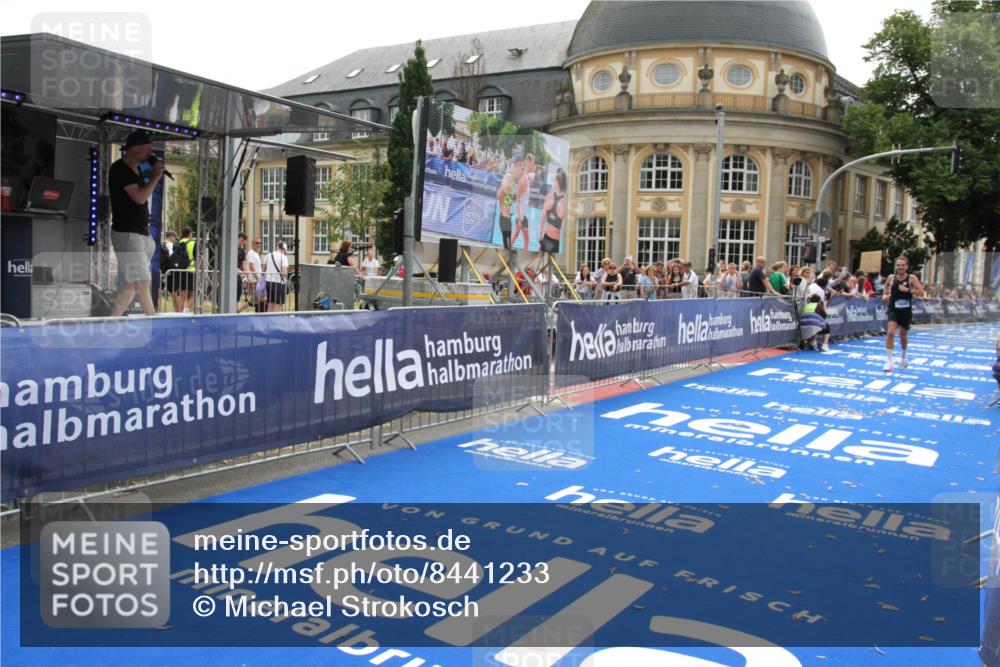 29.06.2025 - hella hamburg halbmarathon Michael Strokosch http://msf.ph/oto/8441233 29.06.2025 10:24:23 Ziel 5612, 6816, 18695 meine-sportfotos.de