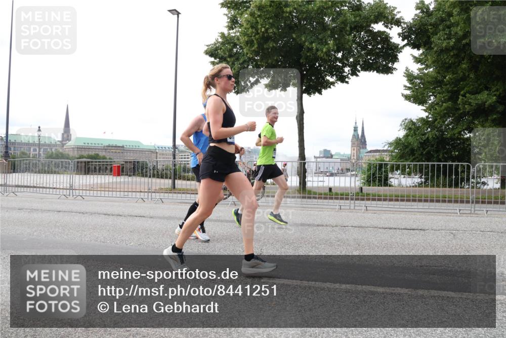 29.06.2025 - hella hamburg halbmarathon Lena Gebhardt http://msf.ph/oto/8441251 29.06.2025 10:29:24 Lombardsbrücke 1063, 1230, 1661, 1869, 2688, 3179, 3311, 3524, 4161, 4349, 4362, 4373, 4395, 4982, 6285, 6345, 6725, 7169, 7449, 7517, 7832, 8048, 8812, 9714, 10198, 10322, 10641, 10808, 10996, 11249, 11269, 11634, 11792, 11803, 11989, 12086, 12099, 12216, 12404, 12442, 12958, 13090, 13382, 14644, 15952, 15955, 16306, 16659, 16662, 16673, 16676, 17496, 17945, 18298, 18299, 18414 meine-sportfotos.de