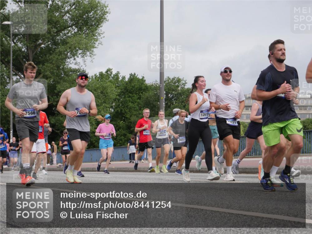 29.06.2025 - hella hamburg halbmarathon Luisa Fischer http://msf.ph/oto/8441254 29.06.2025 10:22:12 Kennedybrücke 8575, 7566, 17736, 75657, 13424, 3529, 9652, 12619, 621, 1349, 1718, 2311, 2781, 3026, 3529, 5034, 5098, 5323, 6194, 7051, 7252, 7566, 7844, 8575, 9652, 9756, 9757, 10037, 10816 meine-sportfotos.de