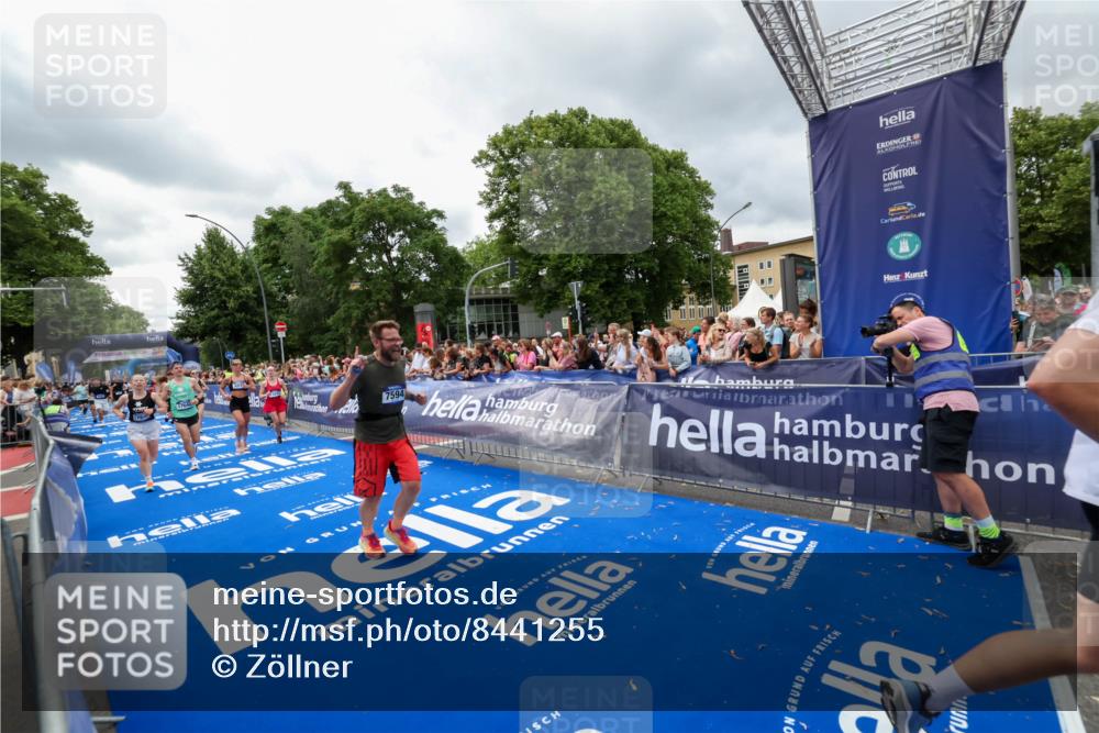 29.06.2025 - hella hamburg halbmarathon Zöllner http://msf.ph/oto/8441255 29.06.2025 10:56:12 Ziel 3058, 4594, 4813, 5492, 5570, 7594, 8330, 8639, 9907, 12545, 14363, 15484, 16113, 16634, 17640, 17642, 18212 meine-sportfotos.de