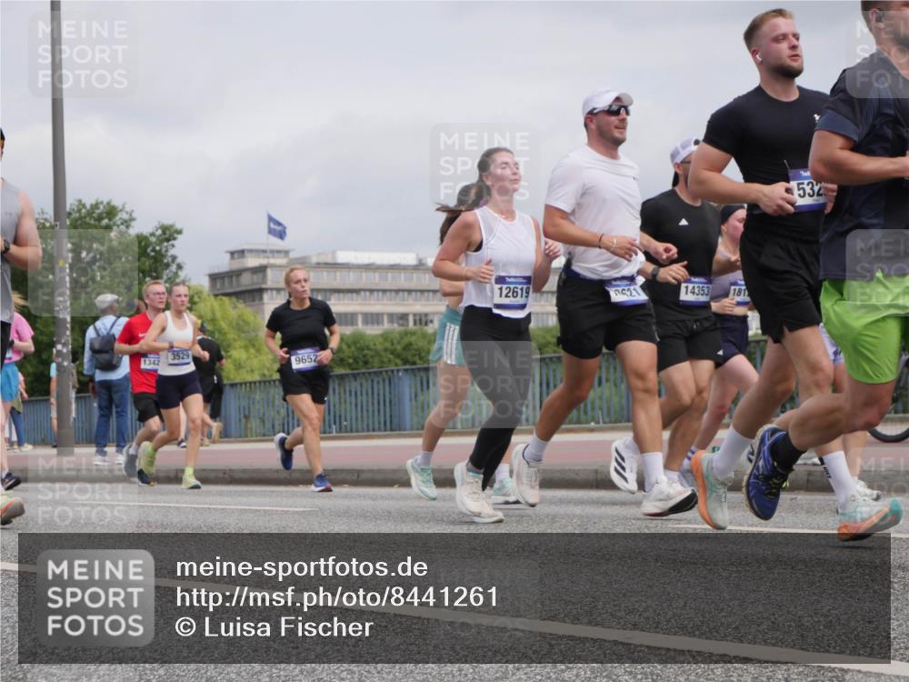 29.06.2025 - hella hamburg halbmarathon Luisa Fischer http://msf.ph/oto/8441261 29.06.2025 10:22:13 Kennedybrücke 1342, 3529, 9652, 12619, 21, 14353, 181, 532, 1349, 1718, 2311, 2781, 3026, 3529, 5034, 5098, 5323, 6194, 7051, 7252, 7566, 7844, 8575, 9652, 10037 meine-sportfotos.de