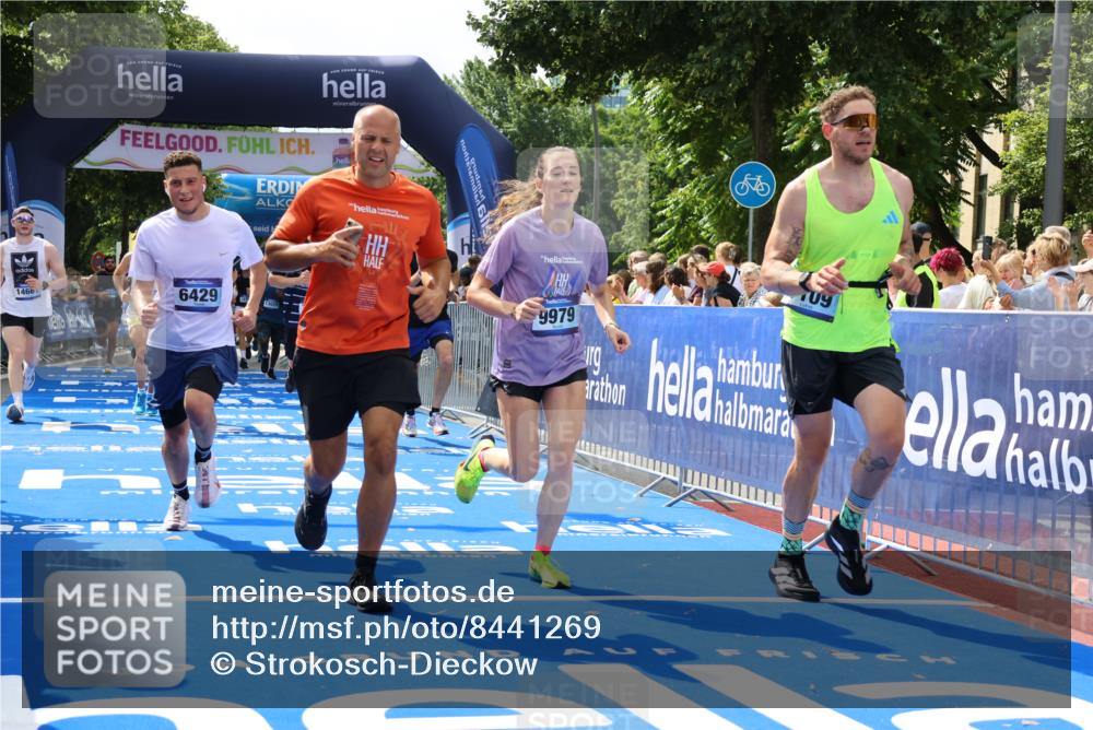 29.06.2025 - hella hamburg halbmarathon Strokosch-Dieckow http://msf.ph/oto/8441269 29.06.2025 10:40:49 Ziel 1631, 1677, 1882, 2750, 4634, 4889, 5014, 5026, 5745, 6429, 7080, 7109, 7378, 8074, 8629, 9547, 9979, 10369, 10900, 10934, 11959, 12088, 12385, 13029, 13158, 14092, 14661, 15351, 15689, 16201, 16249, 16347, 17032, 17486, 17720, 18173 meine-sportfotos.de