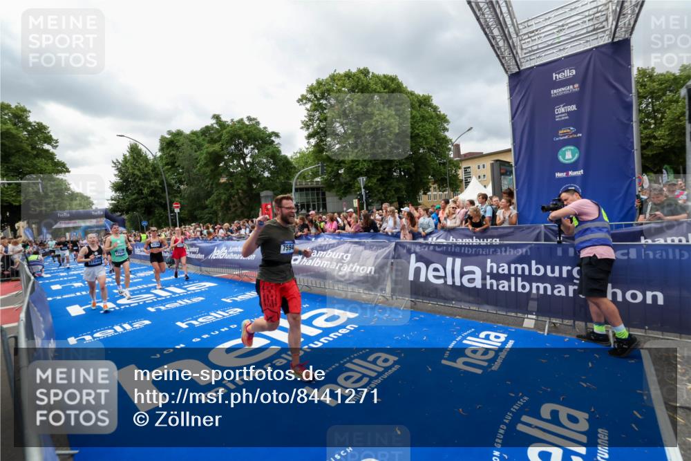 29.06.2025 - hella hamburg halbmarathon Zöllner http://msf.ph/oto/8441271 29.06.2025 10:56:12 Ziel 3058, 4594, 4813, 5492, 5570, 7594, 8330, 8639, 9907, 12545, 14363, 15484, 16113, 16634, 17640, 17642, 18212 meine-sportfotos.de