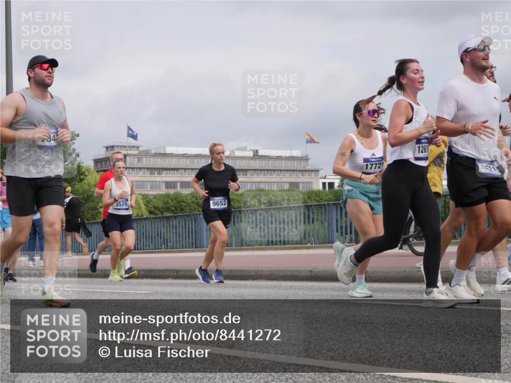 29.06.2025 - hella hamburg halbmarathon Luisa Fischer http://msf.ph/oto/8441272 29.06.2025 10:22:14 Kennedybrücke 84, 3529, 9652, 17721, 1261, 21, 1349, 1718, 2311, 2781, 2895, 3026, 3529, 5034, 5098, 5323, 7051, 7252, 7566, 7844, 8575, 9652 meine-sportfotos.de