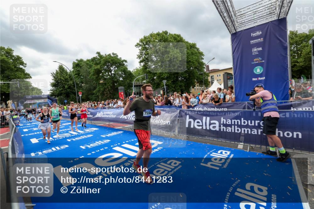 29.06.2025 - hella hamburg halbmarathon Zöllner http://msf.ph/oto/8441283 29.06.2025 10:56:12 Ziel 3058, 4594, 4813, 5492, 5570, 7594, 8330, 8639, 9907, 12545, 14363, 15484, 16113, 16634, 17640, 17642, 18212 meine-sportfotos.de
