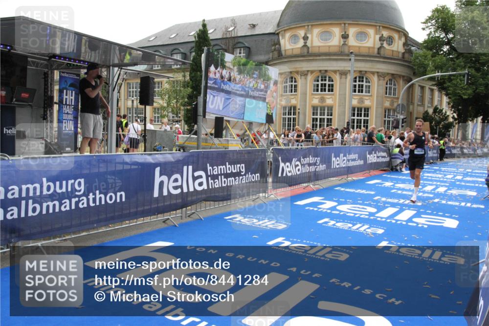 29.06.2025 - hella hamburg halbmarathon Michael Strokosch http://msf.ph/oto/8441284 29.06.2025 10:24:24 Ziel 5612, 18695 meine-sportfotos.de