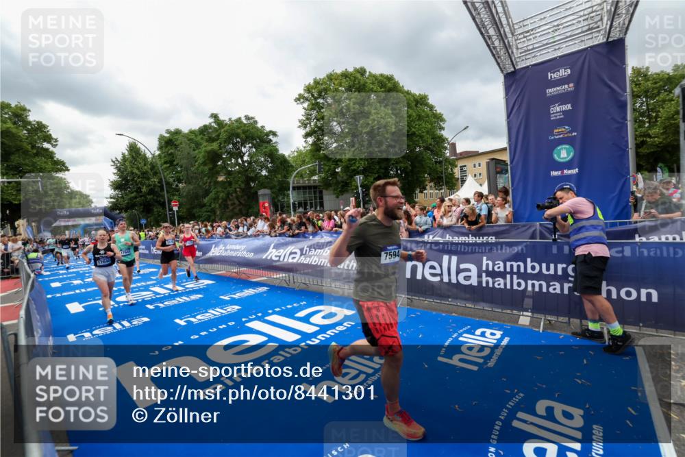 29.06.2025 - hella hamburg halbmarathon Zöllner http://msf.ph/oto/8441301 29.06.2025 10:56:12 Ziel 3058, 4594, 4813, 5492, 5570, 7594, 8330, 8639, 9907, 12545, 14363, 15484, 16113, 16634, 17640, 17642, 18212 meine-sportfotos.de