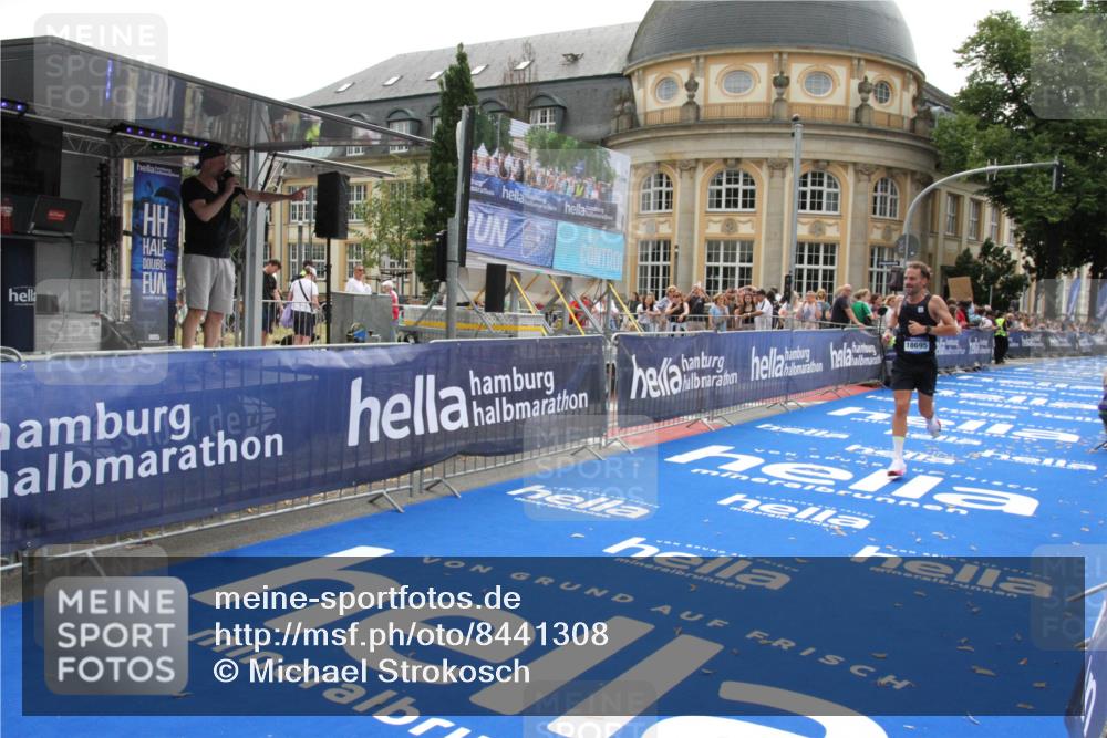 29.06.2025 - hella hamburg halbmarathon Michael Strokosch http://msf.ph/oto/8441308 29.06.2025 10:24:25 Ziel 18695 meine-sportfotos.de