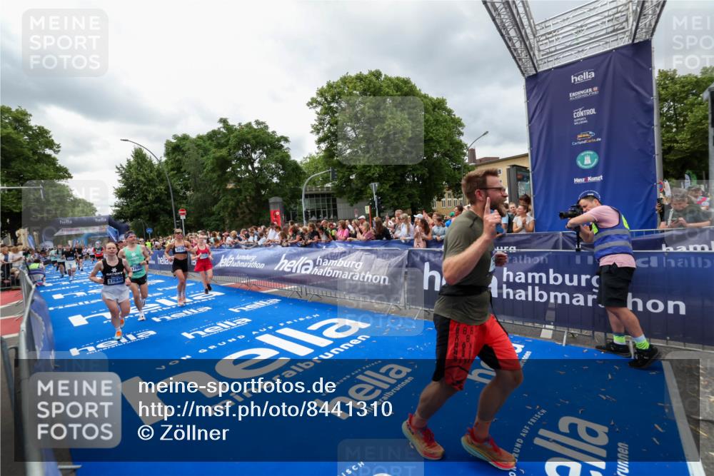 29.06.2025 - hella hamburg halbmarathon Zöllner http://msf.ph/oto/8441310 29.06.2025 10:56:12 Ziel 3058, 4594, 4813, 5492, 5570, 7594, 8330, 8639, 9907, 12545, 14363, 15484, 16113, 16634, 17640, 17642, 18212 meine-sportfotos.de