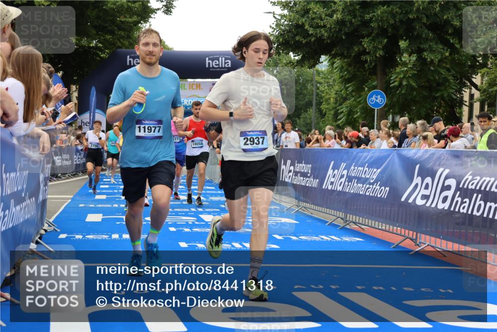 29.06.2025 - hella hamburg halbmarathon Strokosch-Dieckow http://msf.ph/oto/8441318 29.06.2025 10:49:37 Ziel 2504, 2516, 2592, 2596, 2706, 2889, 2937, 3060, 3543, 5705, 5894, 5978, 6115, 7332, 8689, 9038, 9463, 9551, 9619, 9649, 9723, 11340, 11679, 11977, 12094, 13159, 13233, 14562, 14794, 15392, 15857, 16114, 16592, 16738, 16843, 16877, 17001, 17282, 18058, 18451, 18926 meine-sportfotos.de