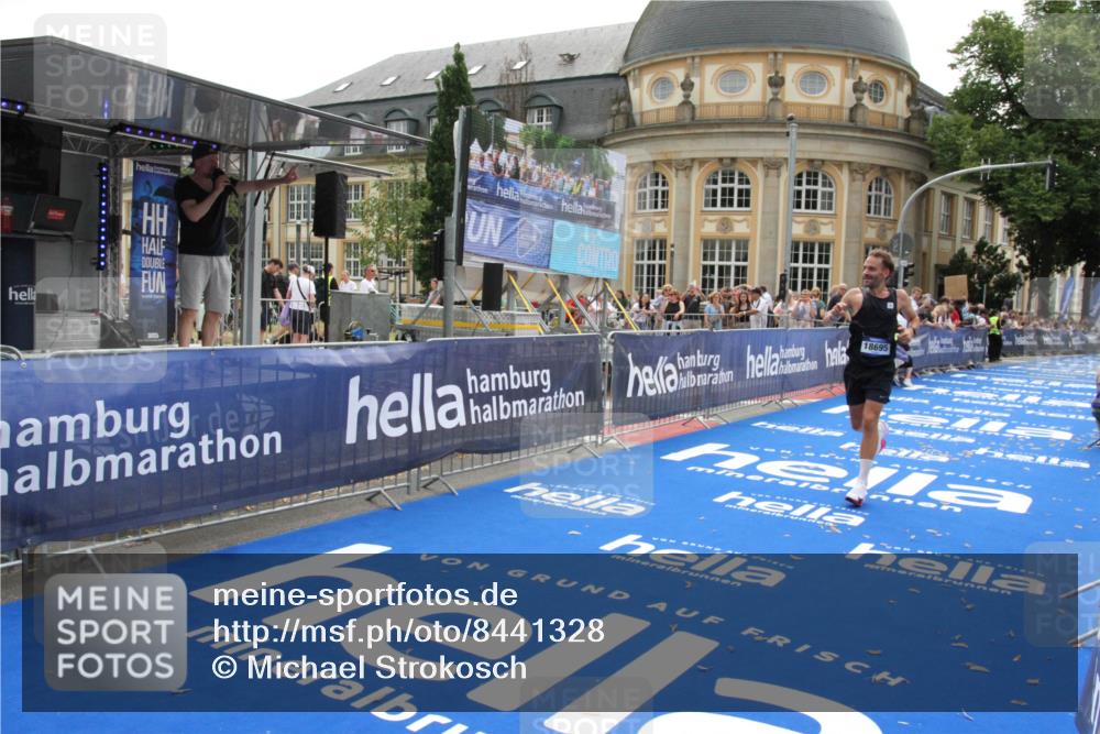 29.06.2025 - hella hamburg halbmarathon Michael Strokosch http://msf.ph/oto/8441328 29.06.2025 10:24:25 Ziel 18695 meine-sportfotos.de