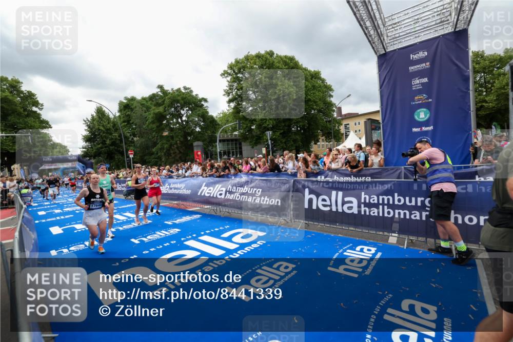 29.06.2025 - hella hamburg halbmarathon Zöllner http://msf.ph/oto/8441339 29.06.2025 10:56:13 Ziel 4594, 4813, 5492, 5570, 7594, 8330, 8639, 9907, 12545, 14363, 15484, 16113, 16634, 17468, 17640, 17642 meine-sportfotos.de