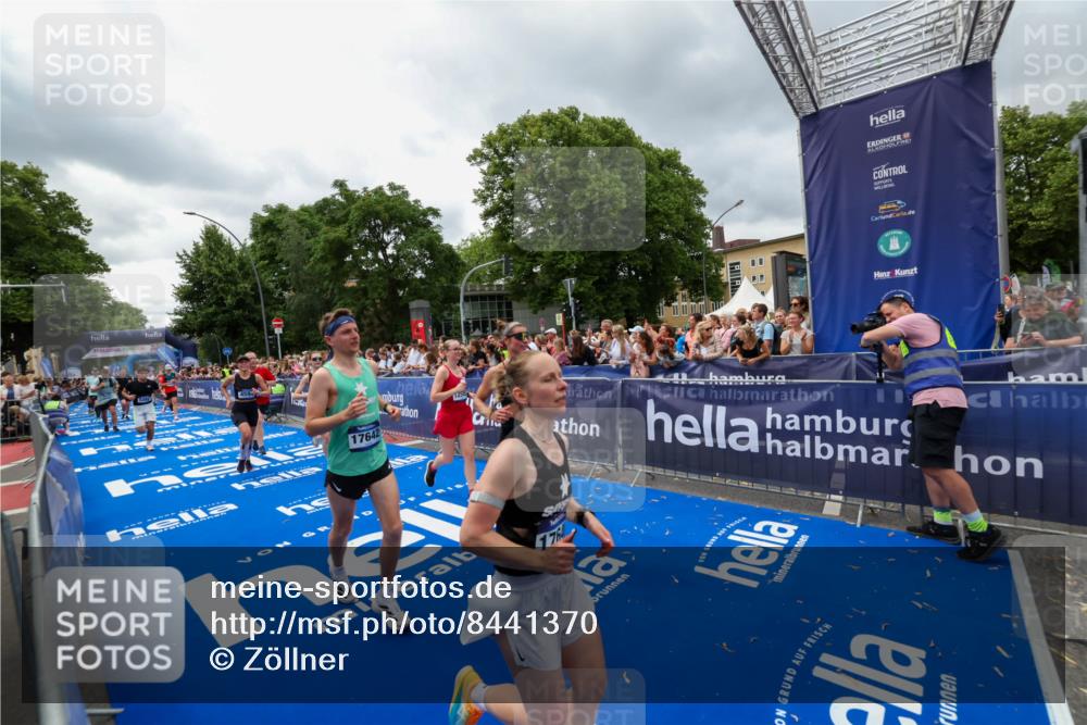 29.06.2025 - hella hamburg halbmarathon Zöllner http://msf.ph/oto/8441370 29.06.2025 10:56:14 Ziel 1193, 4594, 4813, 5465, 5492, 5570, 8330, 8639, 9907, 10789, 12545, 14363, 15484, 16113, 16634, 17468, 17640, 17642 meine-sportfotos.de