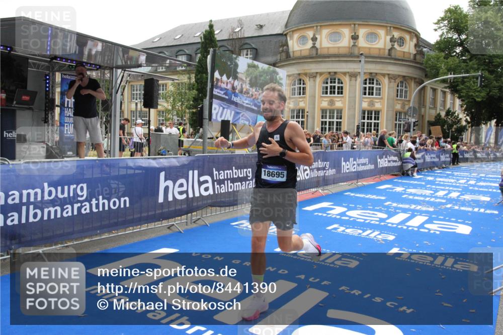 29.06.2025 - hella hamburg halbmarathon Michael Strokosch http://msf.ph/oto/8441390 29.06.2025 10:24:26 Ziel 18695 meine-sportfotos.de
