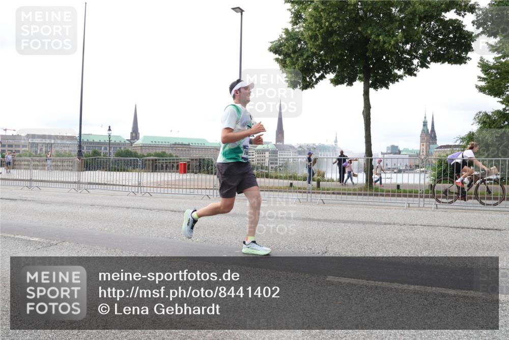 29.06.2025 - hella hamburg halbmarathon Lena Gebhardt http://msf.ph/oto/8441402 29.06.2025 10:29:26 Lombardsbrücke 1063, 1230, 1661, 2688, 3179, 3311, 3524, 4161, 4349, 4362, 4373, 4395, 4982, 5350, 6285, 6345, 6725, 7169, 7449, 7517, 7832, 8048, 8812, 9714, 9937, 10198, 10322, 10641, 10808, 10996, 11249, 11269, 11444, 11634, 11792, 11803, 11989, 12086, 12099, 12216, 12227, 12404, 12442, 12958, 13090, 13382, 14644, 15952, 15955, 16306, 16659, 16662, 16673, 16676, 17496, 17945, 18298, 18299, 18414 meine-sportfotos.de