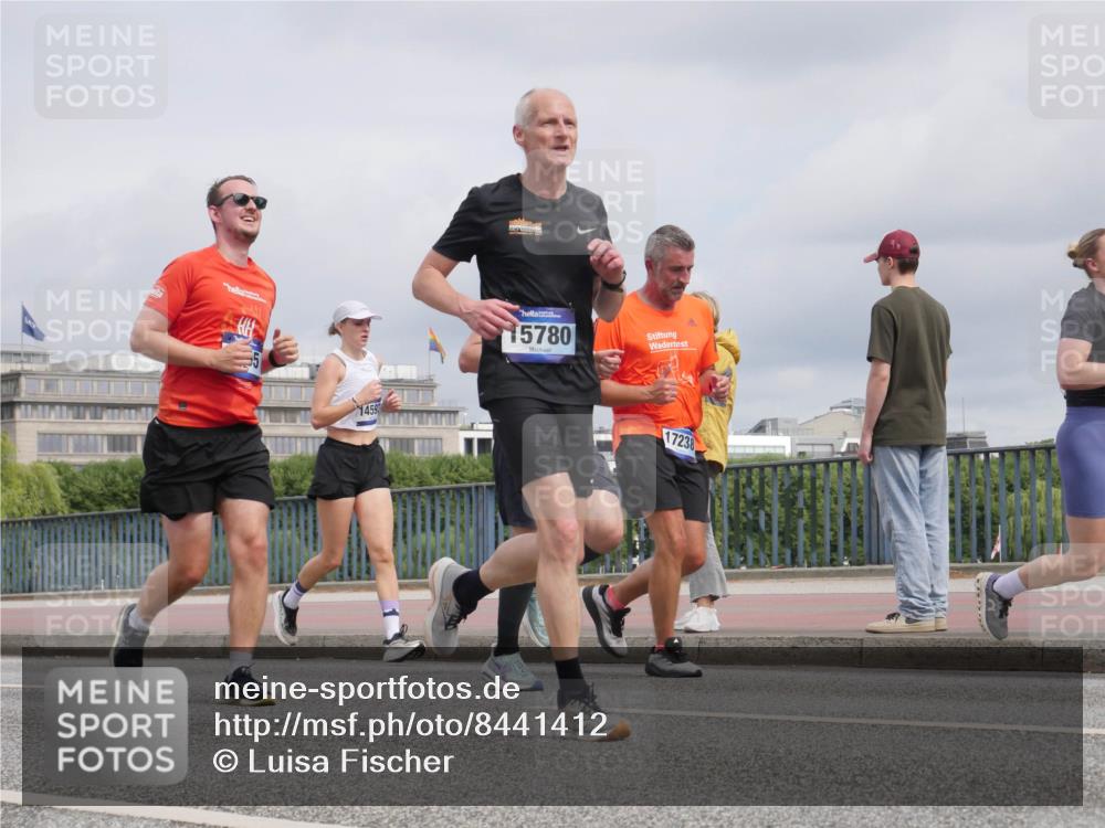 29.06.2025 - hella hamburg halbmarathon Luisa Fischer http://msf.ph/oto/8441412 29.06.2025 10:22:23 Kennedybrücke 1459, 15780, 17238, 1325, 1332, 1718, 1755, 2017, 2589, 2895, 3105, 3118, 4108, 4110, 4722, 5034, 5080, 5449, 6270, 6542, 6736, 7143, 7252, 8761, 9252, 9270, 9272, 9856, 10124, 10129 meine-sportfotos.de
