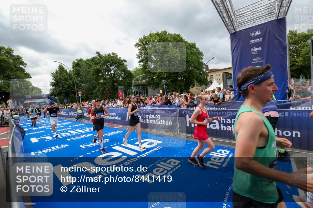 29.06.2025 - hella hamburg halbmarathon Zöllner http://msf.ph/oto/8441419 29.06.2025 10:56:15 Ziel 1193, 4594, 4813, 5465, 5492, 5570, 8330, 8639, 9903, 9907, 10789, 12348, 12545, 14363, 15484, 16113, 16634, 17468, 17642, 19152 meine-sportfotos.de