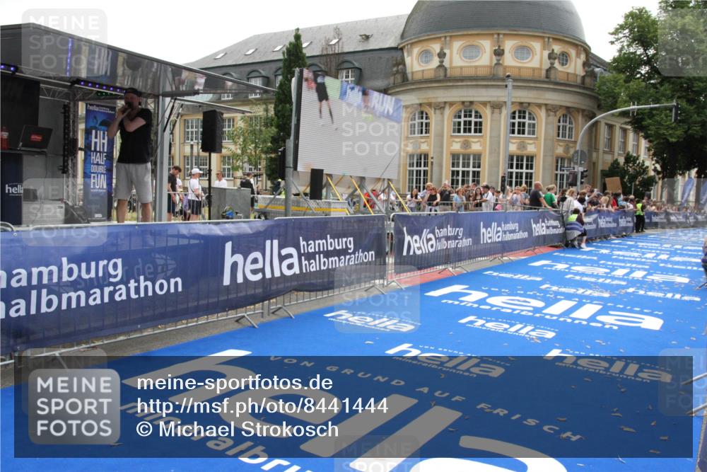 29.06.2025 - hella hamburg halbmarathon Michael Strokosch http://msf.ph/oto/8441444 29.06.2025 10:24:27 Ziel 18695 meine-sportfotos.de