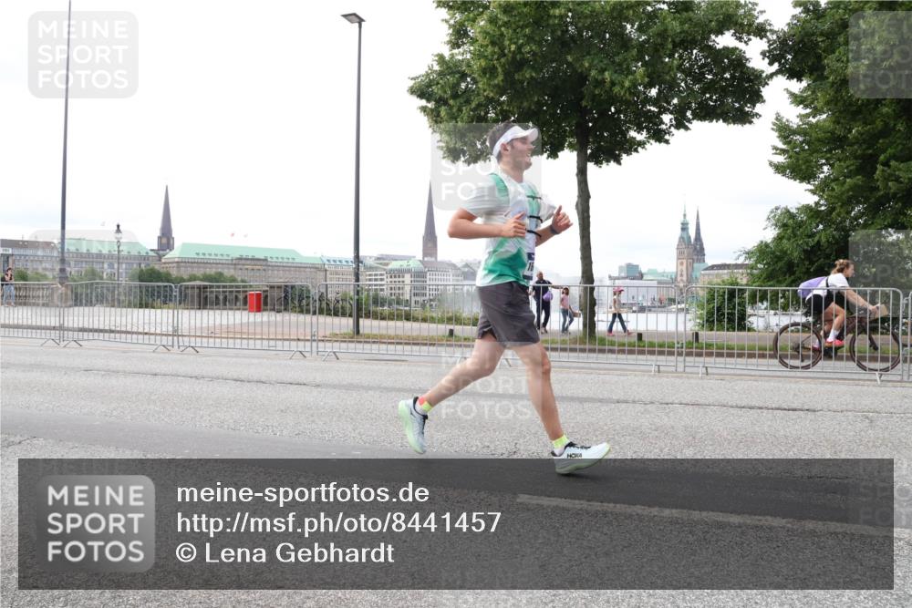 29.06.2025 - hella hamburg halbmarathon Lena Gebhardt http://msf.ph/oto/8441457 29.06.2025 10:29:26 Lombardsbrücke 1063, 1230, 1661, 2688, 3179, 3311, 3524, 4161, 4349, 4362, 4373, 4395, 4982, 5350, 6285, 6345, 6725, 7169, 7449, 7517, 7832, 8048, 8812, 9714, 9937, 10198, 10322, 10641, 10808, 10996, 11249, 11269, 11444, 11634, 11792, 11803, 11989, 12086, 12099, 12216, 12227, 12404, 12442, 12958, 13090, 13382, 14644, 15952, 15955, 16306, 16659, 16662, 16673, 16676, 17496, 17945, 18298, 18299, 18414 meine-sportfotos.de