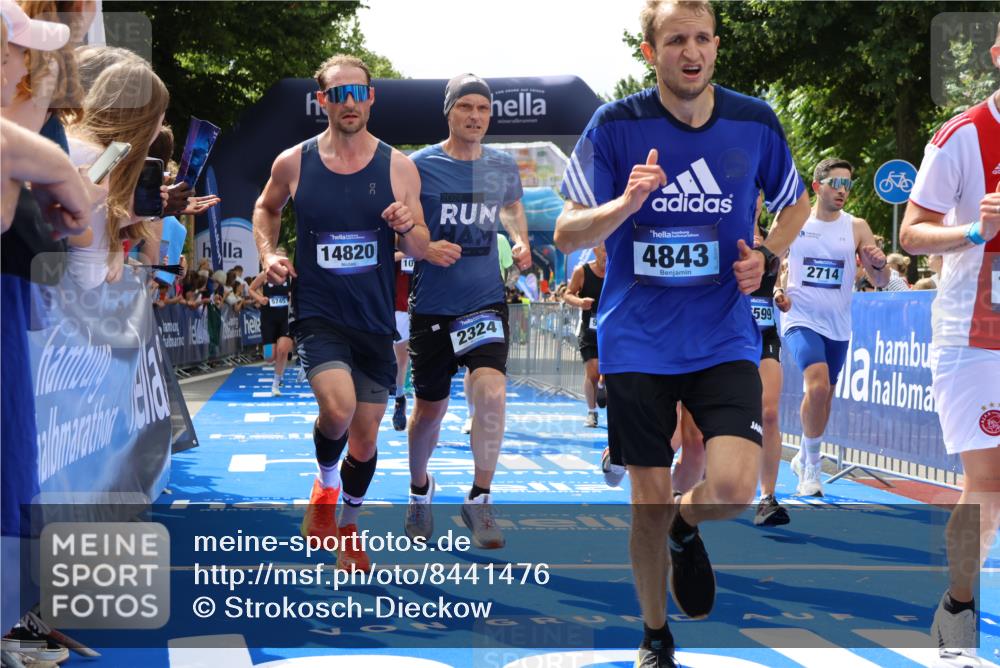 29.06.2025 - hella hamburg halbmarathon Strokosch-Dieckow http://msf.ph/oto/8441476 29.06.2025 10:40:40 Ziel 1882, 1912, 2324, 2714, 2750, 4634, 4843, 4889, 5014, 5026, 5745, 7080, 7622, 8074, 8629, 9294, 10900, 11959, 12865, 14092, 14272, 14820, 15015, 15351, 15493, 15542, 16201, 16249, 16599, 17486, 17724, 18399 meine-sportfotos.de