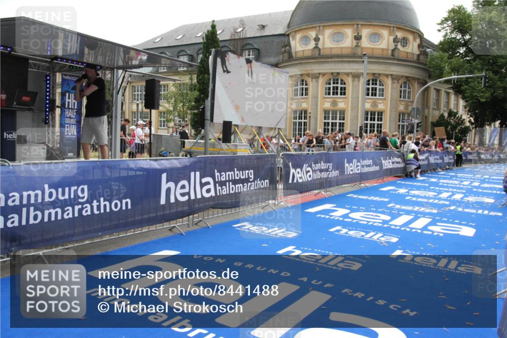 29.06.2025 - hella hamburg halbmarathon Michael Strokosch http://msf.ph/oto/8441488 29.06.2025 10:24:27 Ziel 18695 meine-sportfotos.de