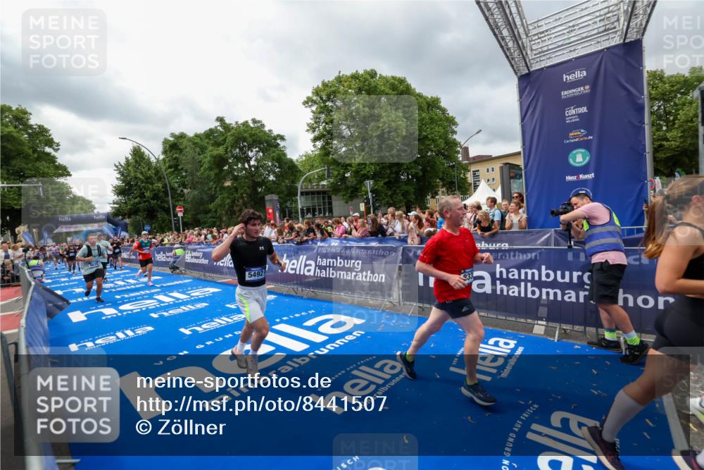 29.06.2025 - hella hamburg halbmarathon Zöllner http://msf.ph/oto/8441507 29.06.2025 10:56:16 Ziel 1193, 4594, 4813, 5465, 5492, 8330, 8639, 9903, 9907, 10789, 12348, 14363, 15484, 16113, 16634, 17468, 19152 meine-sportfotos.de
