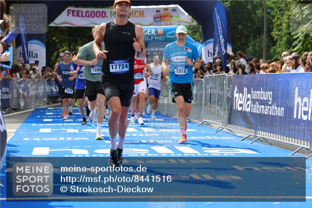 29.06.2025 - hella hamburg halbmarathon Strokosch-Dieckow http://msf.ph/oto/8441516 29.06.2025 10:40:37 Ziel 1882, 1912, 2324, 2714, 2750, 4843, 4889, 5026, 5745, 7284, 7622, 8629, 9294, 10900, 11767, 12365, 12540, 12865, 14092, 14272, 14820, 15015, 15164, 15351, 15493, 15542, 16201, 16249, 16599, 17214, 17724, 18192, 18399 meine-sportfotos.de