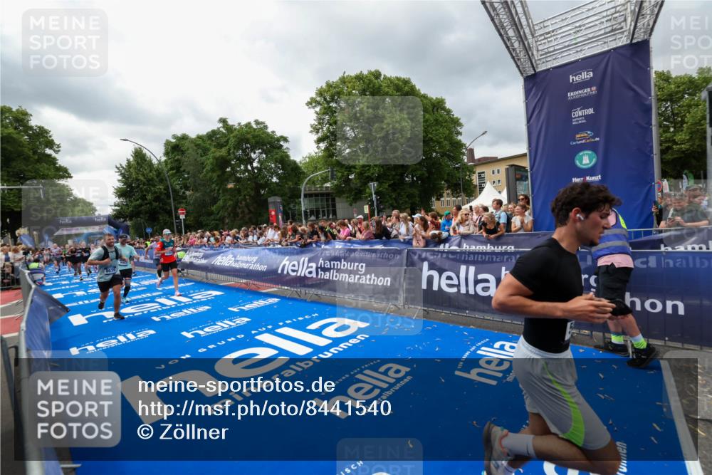 29.06.2025 - hella hamburg halbmarathon Zöllner http://msf.ph/oto/8441540 29.06.2025 10:56:17 Ziel 1193, 5465, 5492, 7547, 8330, 8639, 9903, 9907, 10789, 12348, 14363, 15484, 16113, 16634, 17468, 19152 meine-sportfotos.de
