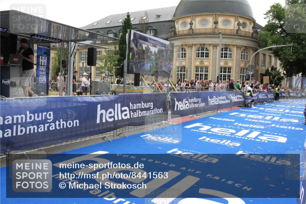 29.06.2025 - hella hamburg halbmarathon Michael Strokosch http://msf.ph/oto/8441563 29.06.2025 10:24:28 Ziel 18695 meine-sportfotos.de