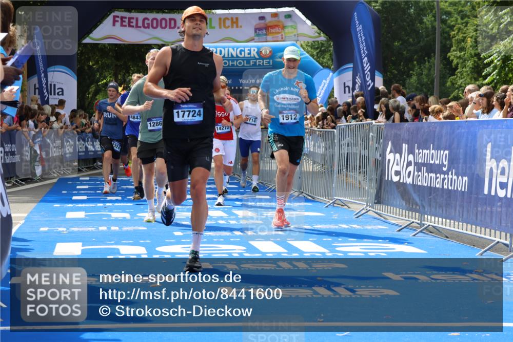 29.06.2025 - hella hamburg halbmarathon Strokosch-Dieckow http://msf.ph/oto/8441600 29.06.2025 10:40:37 Ziel 1882, 1912, 2324, 2714, 2750, 4843, 4889, 5026, 5745, 7284, 7622, 8629, 9294, 10900, 11767, 12365, 12540, 12865, 14092, 14272, 14820, 15015, 15164, 15351, 15493, 15542, 16201, 16249, 16599, 17214, 17724, 18192, 18399 meine-sportfotos.de