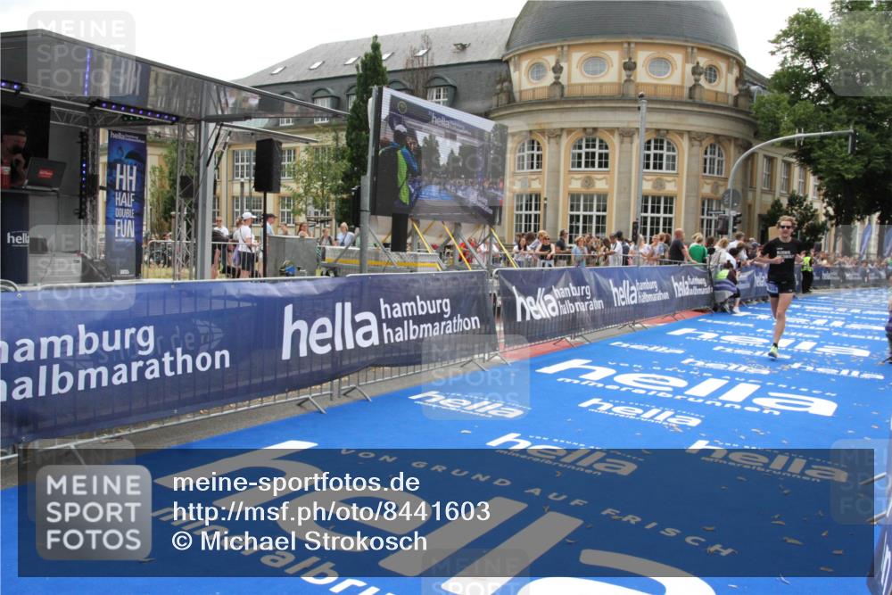 29.06.2025 - hella hamburg halbmarathon Michael Strokosch http://msf.ph/oto/8441603 29.06.2025 10:24:34 Ziel 7855 meine-sportfotos.de