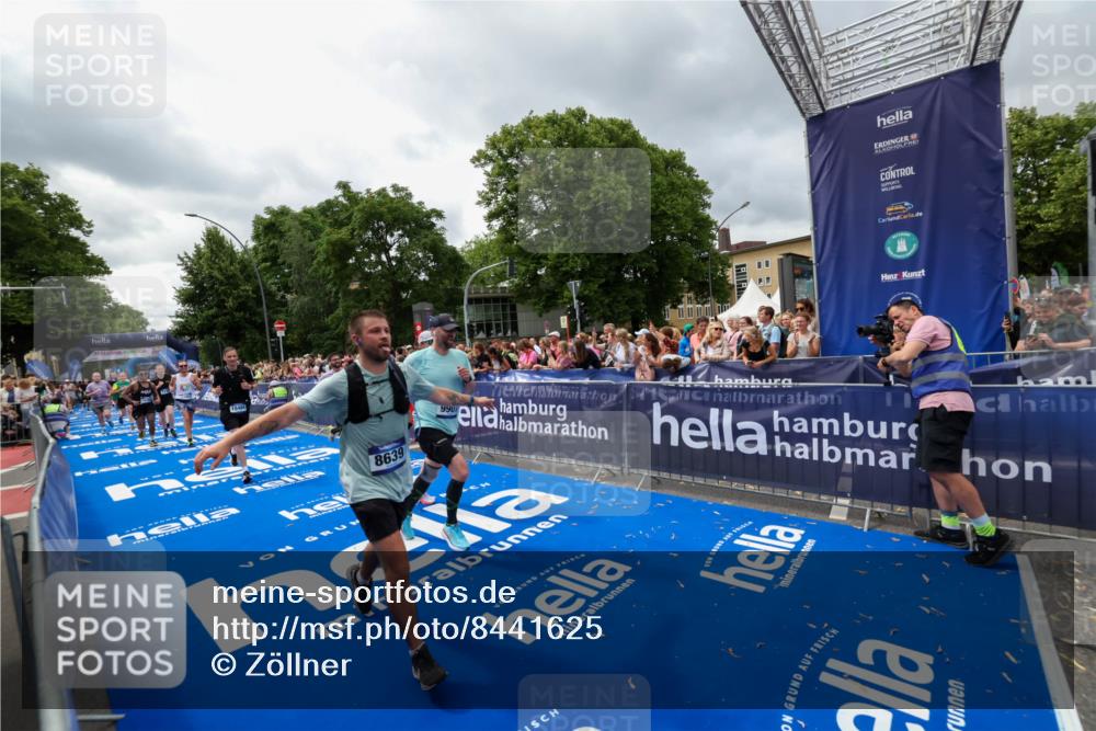 29.06.2025 - hella hamburg halbmarathon Zöllner http://msf.ph/oto/8441625 29.06.2025 10:56:18 Ziel 1193, 5465, 7547, 8639, 9903, 9907, 10789, 12348, 14363, 15484, 16113, 16634, 17468, 18741, 19152 meine-sportfotos.de