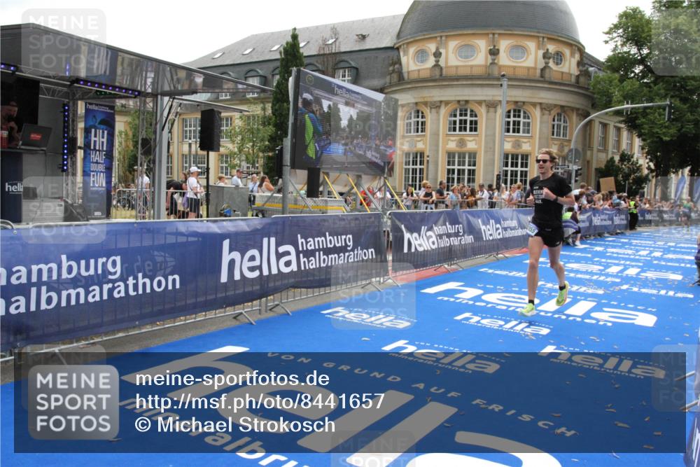 29.06.2025 - hella hamburg halbmarathon Michael Strokosch http://msf.ph/oto/8441657 29.06.2025 10:24:35 Ziel 7855, 14506 meine-sportfotos.de