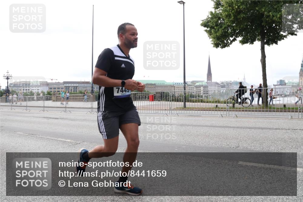 29.06.2025 - hella hamburg halbmarathon Lena Gebhardt http://msf.ph/oto/8441659 29.06.2025 10:29:28 Lombardsbrücke 7445, 1063, 1230, 1661, 2688, 3179, 3311, 3524, 4161, 4349, 4373, 4395, 4982, 5350, 6285, 6345, 6725, 7169, 7449, 7517, 7832, 8048, 8812, 9714, 9937, 10198, 10322, 10641, 10808, 10996, 11249, 11269, 11444, 11634, 11792, 11803, 11989, 12086, 12099, 12216, 12227, 12404, 12442, 12958, 13090, 13382, 13810, 14644, 15952, 15955, 16306, 16659, 16662, 16673, 16676, 17496, 17945, 18298, 18299, 18385, 18414 meine-sportfotos.de