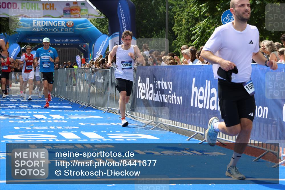 29.06.2025 - hella hamburg halbmarathon Strokosch-Dieckow http://msf.ph/oto/8441677 29.06.2025 10:40:35 Ziel 1912, 2324, 2714, 4843, 7284, 7622, 8966, 9294, 10900, 10978, 11767, 12365, 12540, 12865, 14272, 14820, 15015, 15164, 15493, 15542, 16599, 17214, 17724, 18192, 18399 meine-sportfotos.de