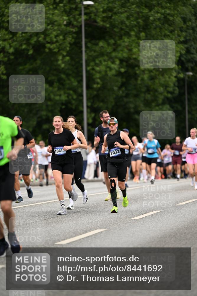 29.06.2025 - hella hamburg halbmarathon Dr. Thomas Lammeyer http://msf.ph/oto/8441692 29.06.2025 10:57:16 Kennedybrücke 2420, 2983, 2988, 3227, 3787, 4595, 6135, 6604, 7032, 7511, 7690, 7735, 7871, 9340, 10080, 10417, 10568, 10879, 10884, 10981 meine-sportfotos.de