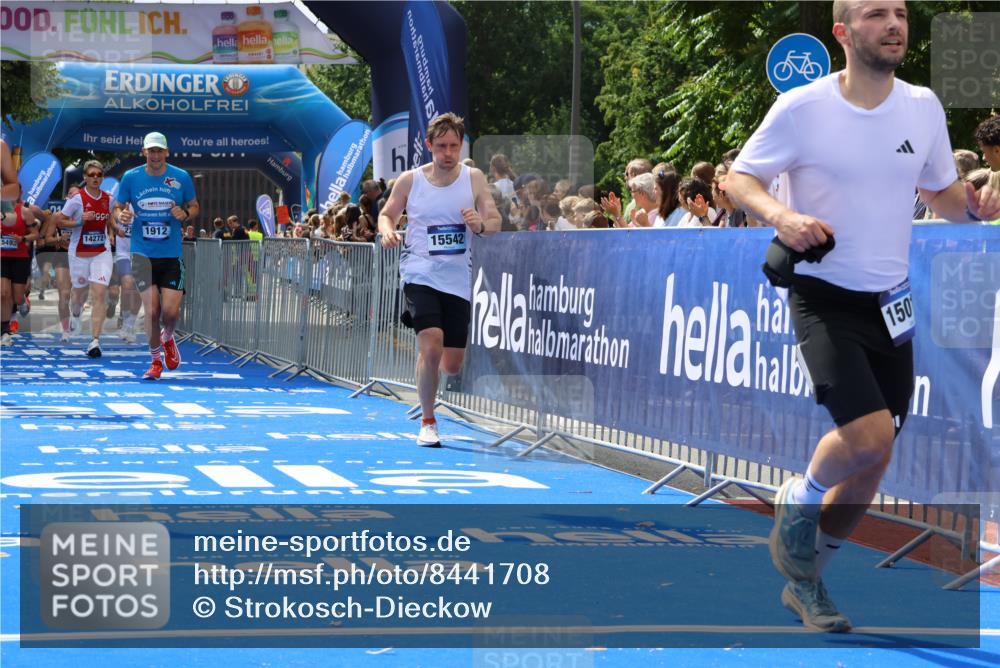 29.06.2025 - hella hamburg halbmarathon Strokosch-Dieckow http://msf.ph/oto/8441708 29.06.2025 10:40:35 Ziel 1912, 2324, 2714, 4843, 7284, 7622, 8966, 9294, 10900, 10978, 11767, 12365, 12540, 12865, 14272, 14820, 15015, 15164, 15493, 15542, 16599, 17214, 17724, 18192, 18399 meine-sportfotos.de