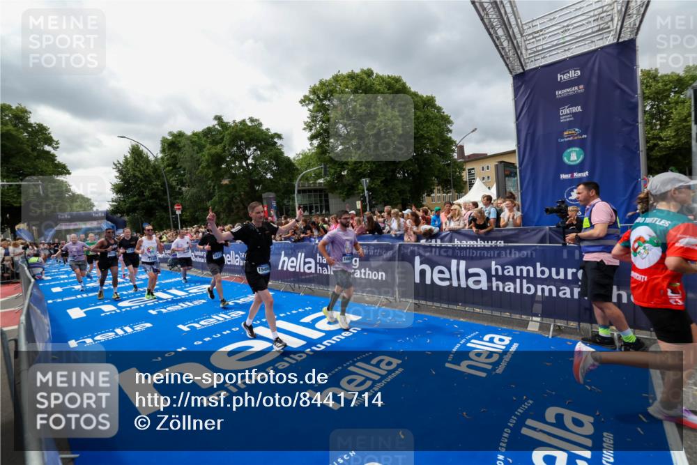 29.06.2025 - hella hamburg halbmarathon Zöllner http://msf.ph/oto/8441714 29.06.2025 10:56:19 Ziel 1193, 5465, 7547, 8639, 9903, 9907, 10789, 12348, 14363, 15484, 16113, 16375, 16634, 17468, 18117, 18495, 18652, 18741, 19152 meine-sportfotos.de