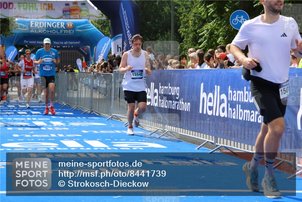 29.06.2025 - hella hamburg halbmarathon Strokosch-Dieckow http://msf.ph/oto/8441739 29.06.2025 10:40:35 Ziel 1912, 2324, 2714, 4843, 7284, 7622, 8966, 9294, 10900, 10978, 11767, 12365, 12540, 12865, 14272, 14820, 15015, 15164, 15493, 15542, 16599, 17214, 17724, 18192, 18399 meine-sportfotos.de