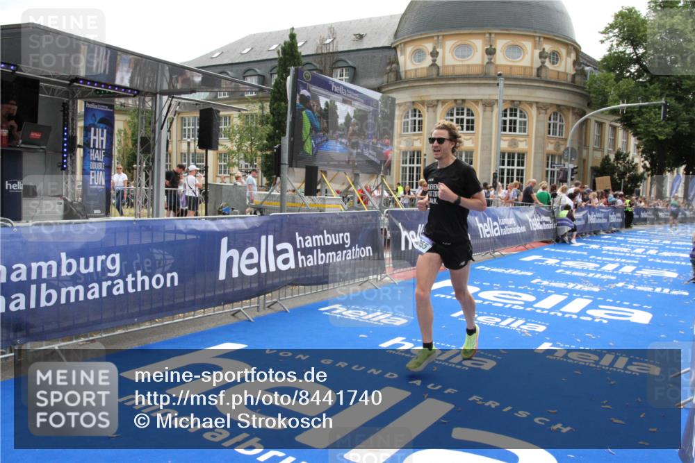 29.06.2025 - hella hamburg halbmarathon Michael Strokosch http://msf.ph/oto/8441740 29.06.2025 10:24:36 Ziel 7855, 14506 meine-sportfotos.de